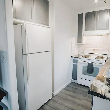Gorgeous Upstairs Studio With Patio And Laundry